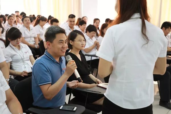 生日會(huì )現場(chǎng)訪(fǎng)談互動(dòng) 生日會(huì )現場(chǎng)訪(fǎng)談互動(dòng)