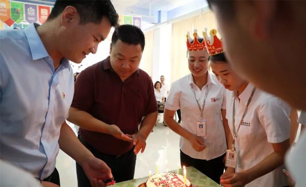 集團領(lǐng)導為壽星們點(diǎn)燃生日蠟燭 集團領(lǐng)導為壽星們點(diǎn)燃生日蠟燭