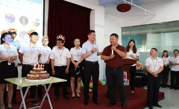 集團運營(yíng)副總裁趙明華為壽星們送上祝福歌曲 集團運營(yíng)副總裁趙明華為壽星們送上祝福歌曲