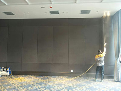 乾港集團的施工師傅們正在進(jìn)行除甲醛施工 乾港集團的施工師傅們正在進(jìn)行除甲醛施工