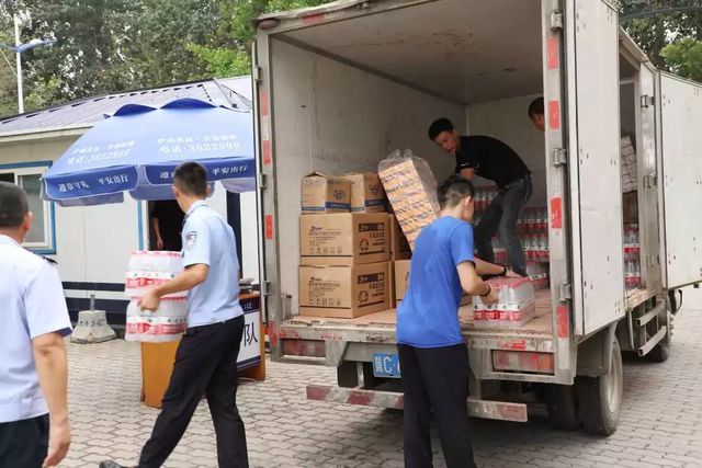 乾港慰問(wèn)一線(xiàn)干警 乾港慰問(wèn)一線(xiàn)干警