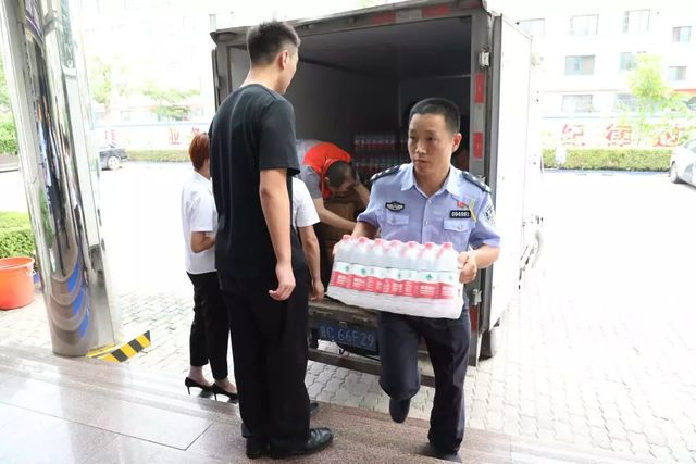 乾港慰問(wèn)一線(xiàn)干警 乾港慰問(wèn)一線(xiàn)干警