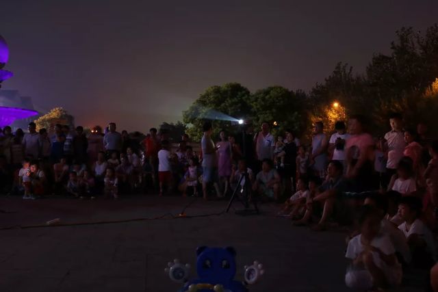 “百場(chǎng)電影進(jìn)社區”大型公益活動(dòng)