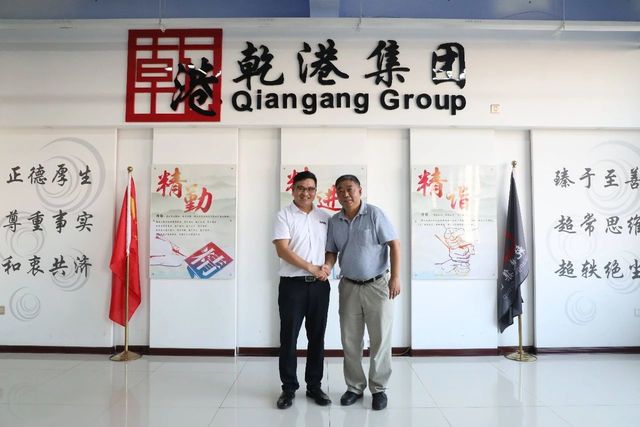 中科院專(zhuān)家與董事長(cháng)合影 中科院專(zhuān)家與董事長(cháng)合影