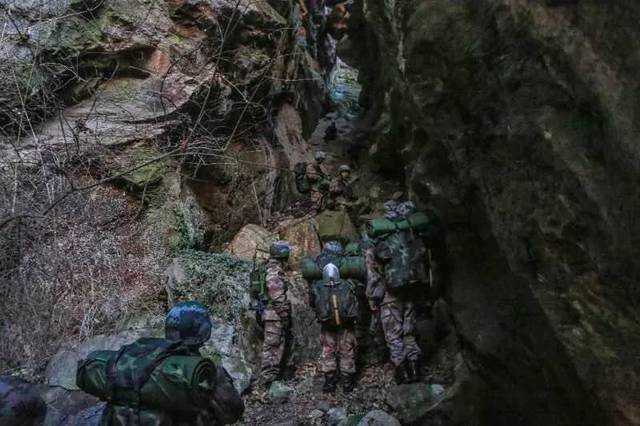 官兵執行巡邏任務(wù)