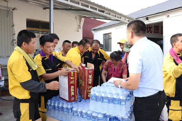 乾港集團高層慰問(wèn)一線(xiàn)員工 乾港集團高層慰問(wèn)一線(xiàn)員工