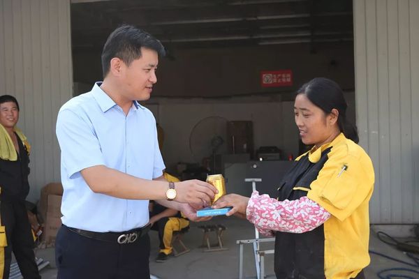 乾港集團高層慰問(wèn)一線(xiàn)員工 乾港集團高層慰問(wèn)一線(xiàn)員工