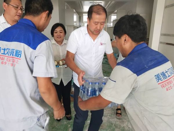 乾港集團高層慰問(wèn)一線(xiàn)員工 乾港集團高層慰問(wèn)一線(xiàn)員工