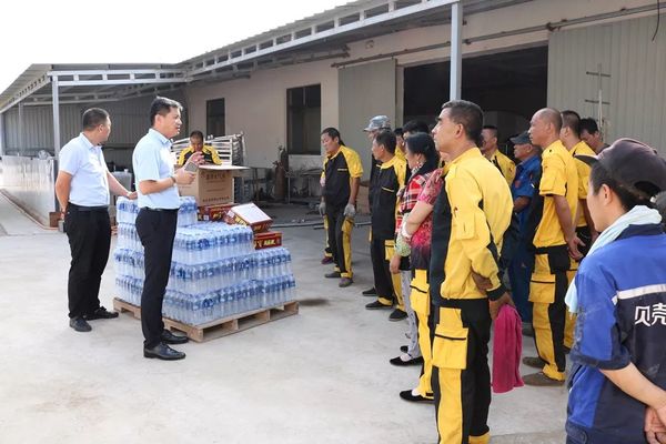 乾港集團高層慰問(wèn)一線(xiàn)員工 乾港集團高層慰問(wèn)一線(xiàn)員工