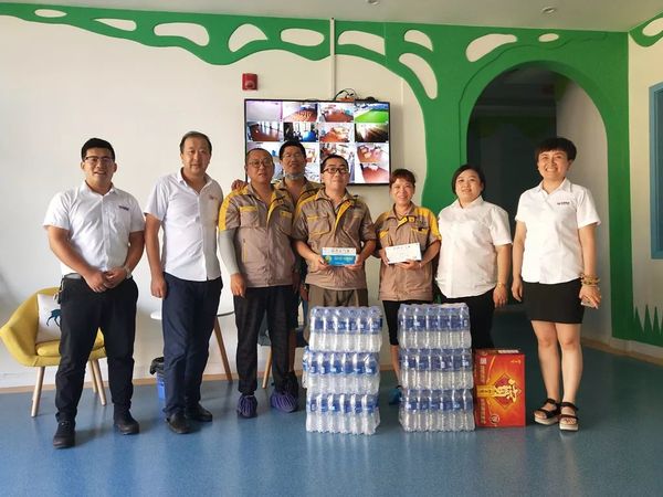 乾港集團高層慰問(wèn)一線(xiàn)員工 乾港集團高層慰問(wèn)一線(xiàn)員工