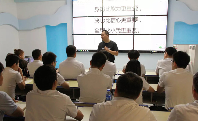 關(guān)老師為乾港動(dòng)力精英培訓 關(guān)老師為乾港動(dòng)力精英培訓