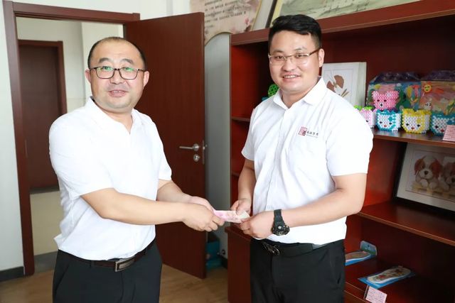 董事長(cháng)安俊峰以個(gè)人名義向學(xué)校捐贈 董事長(cháng)安俊峰以個(gè)人名義向學(xué)校捐贈